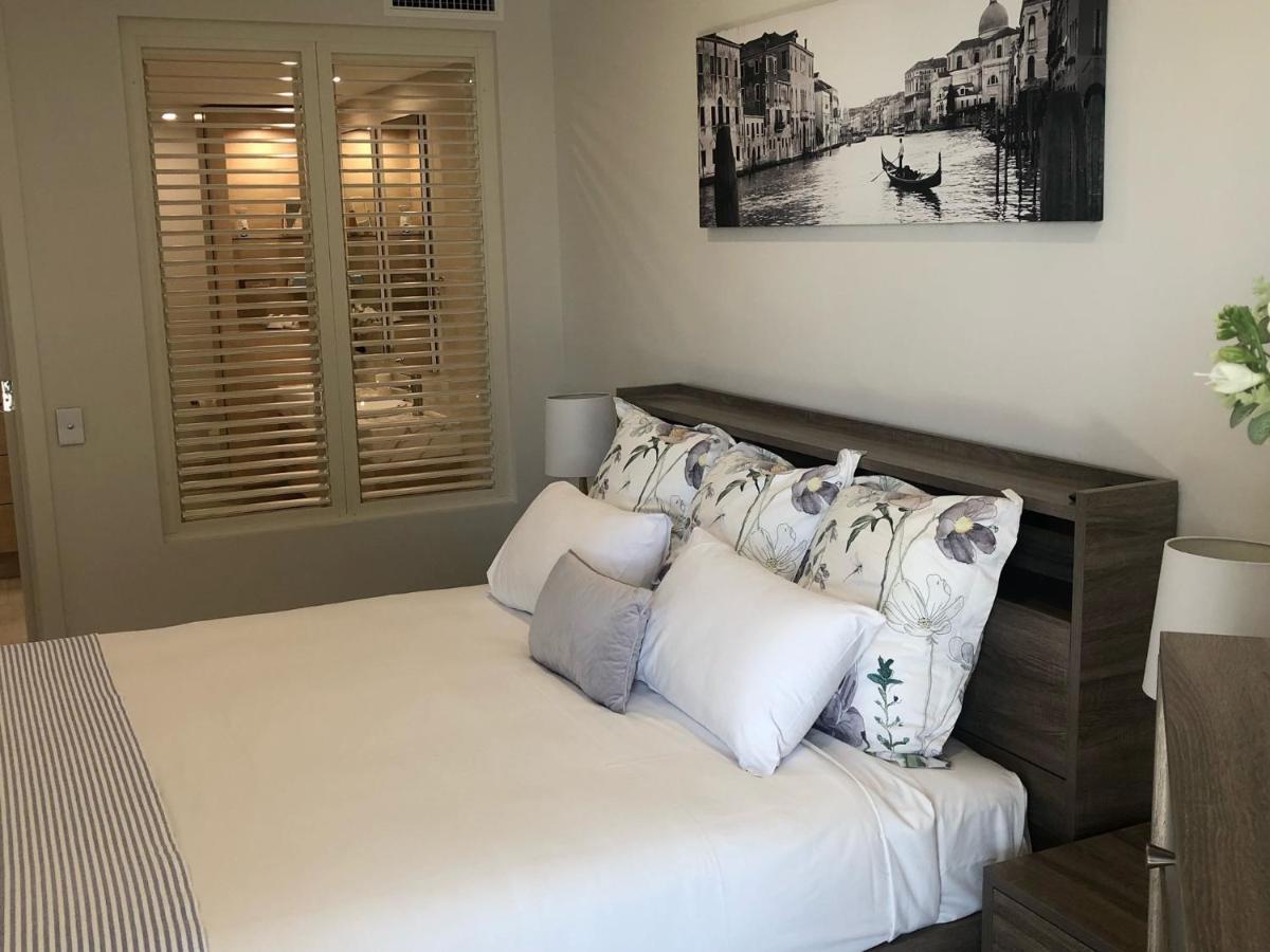 Grand Mercure Allegra Hervey Bay Luaran gambar A bedroom with plantation shutters