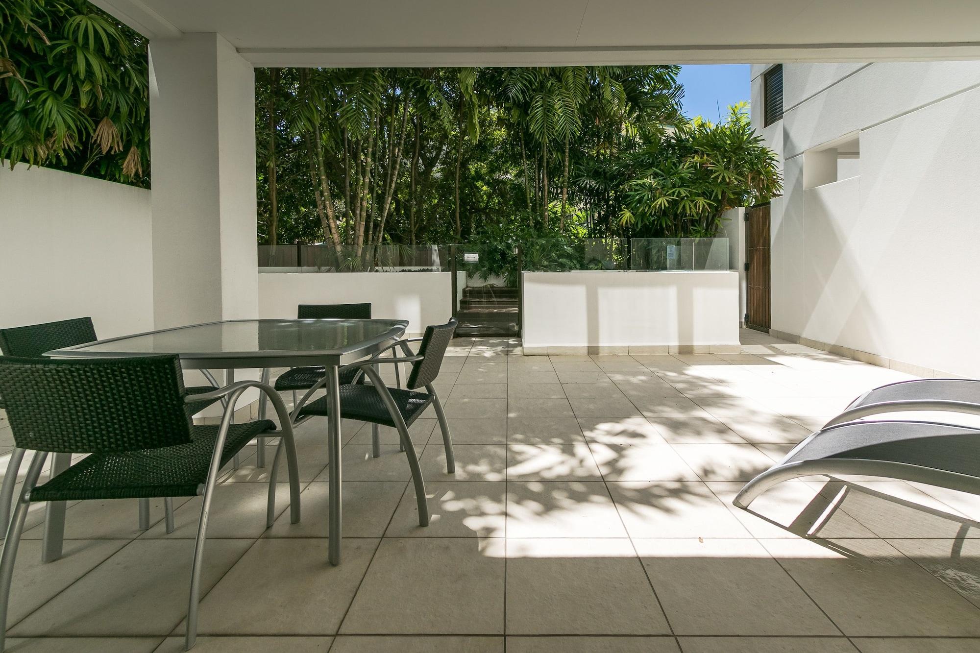 Grand Mercure Allegra Hervey Bay Luaran gambar The courtyard of a typical apartment at the complex