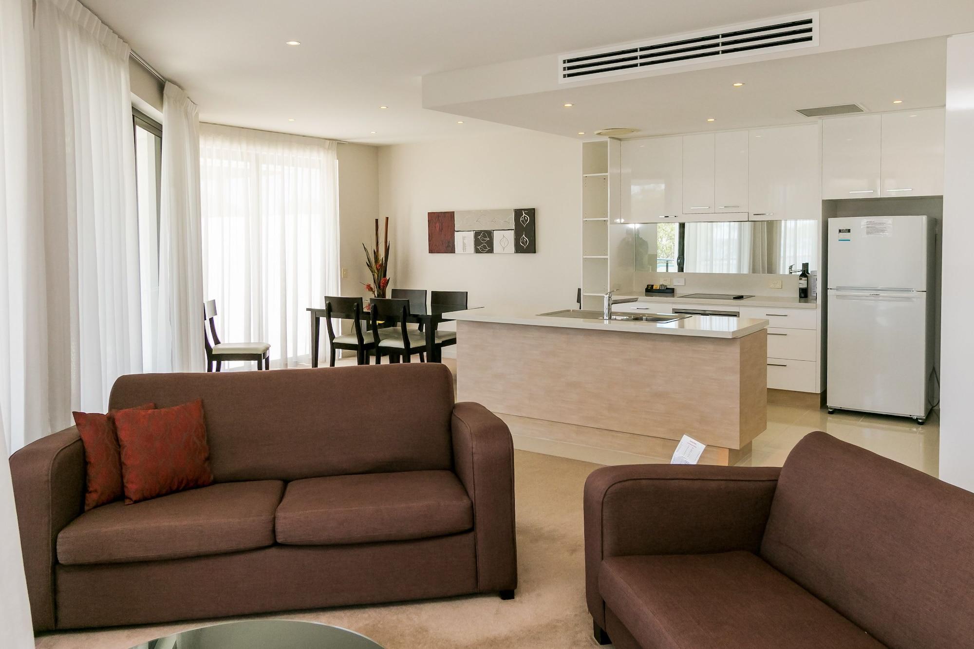 Grand Mercure Allegra Hervey Bay Luaran gambar A living room with a kitchen