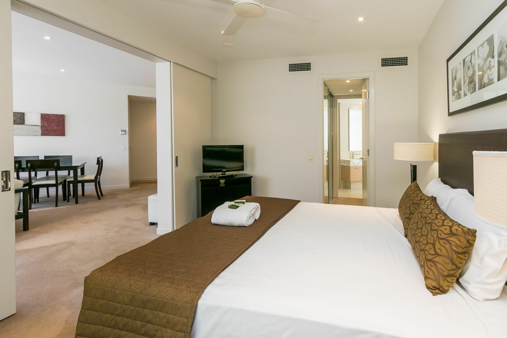 Grand Mercure Allegra Hervey Bay Luaran gambar A bedroom at the Mantra on Lake Orr